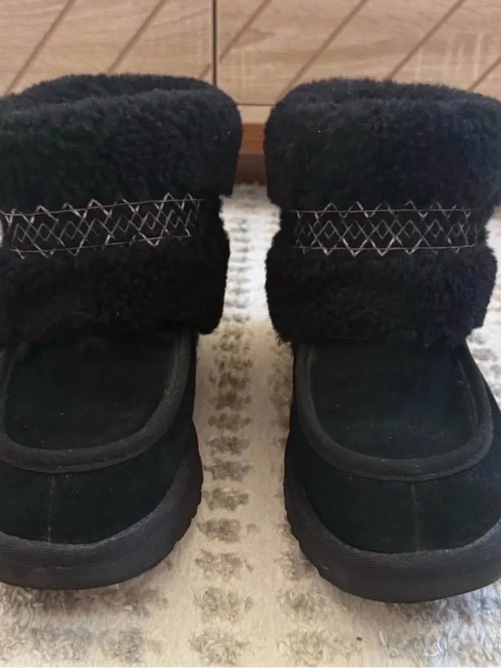 UGG BLACK MINI UGG BRAID CUFF SUEDE SHEEPSKIN ANKLE BOOTS SIZE US 8 WOMEN